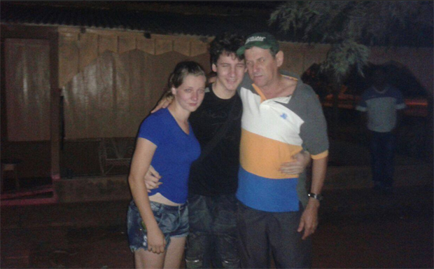 Familiares postam foto de reencontro com Arlan Fick após libertação no Paraguai