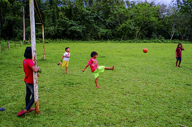 Crianas jogando bola na aldeia Renascer