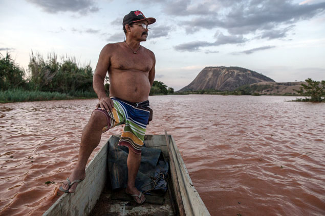 Pescador no rio Doce em Aimors (MG), onde a lama de Mariana chegou 11 dias depois do vazamento