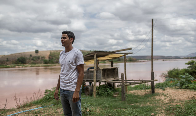 Bruno Cardoso, 23, vendeu 25 cabeas de gado depois da chegada da lama em Galileia (MG)