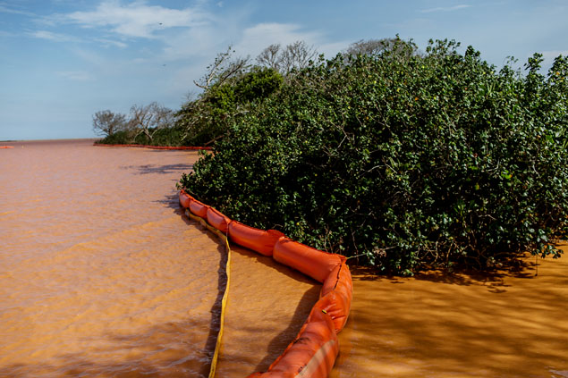 Barreira para conteno da lama na praia de Regncia, em Linhares (ES)