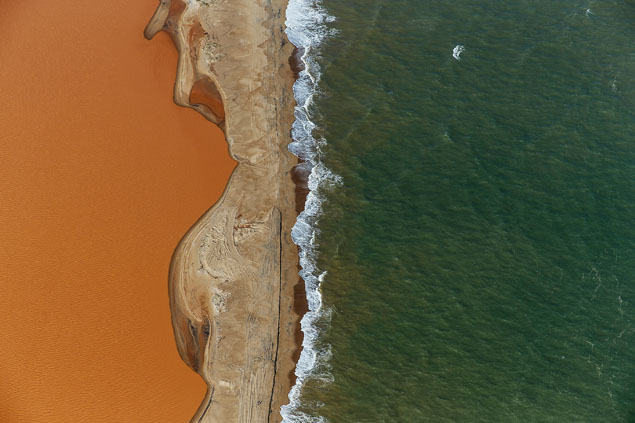  esq., a gua do rio colorida pela lama;  dir., o mar de Regncia (ES)