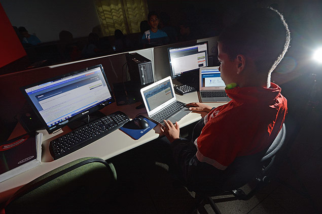 Computadores em escola da rede de SP; programa federal expandiu internet, mas com velocidade lenta