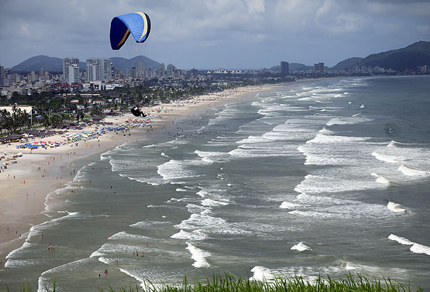 Praia da Enseada, em Guarujá, em imagem de dezembro de 2015