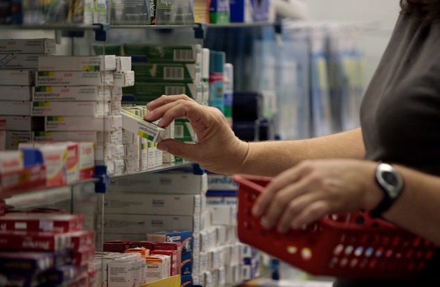 Consumidora em farmácia; Brasil Pharma pretende vender duas redes de drogarias por R$ 1,2 bilhão