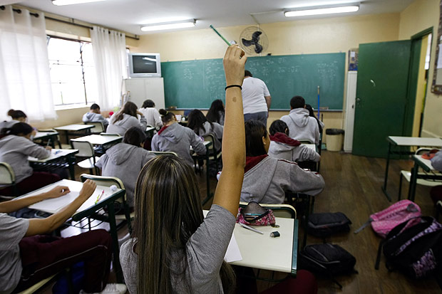 Alunos em sala de aula de colégio estadual na zona leste de São Paulo 