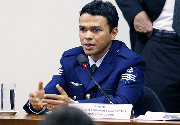 O controlador de voo Jomarcelo Fernandes dos Santos depe durante sesso fechada na CPI do Apago Areo, na Cmara dos Deputados