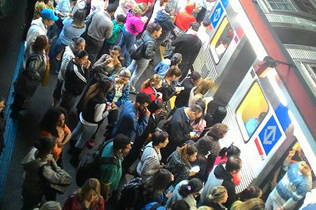 Passageiros aguardam para embarcar na estação Tucuruvi da linha 1-azul. Foto: Reprodução/Facebook