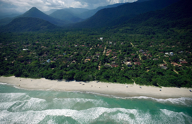 Vista aérea mostra casas na praia de Itamambuca, em Ubatuba, litoral norte de São Paulo