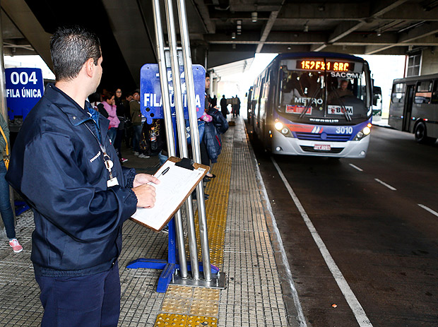 Ônibus da EMTU no terminal Sacomã; tarifas serão reajustadas nesta terça na região metropolitana