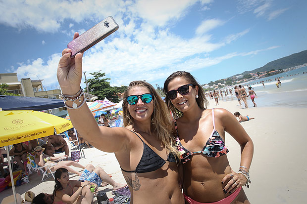 As argentinas Carolina Chinni (esq.) e Virginia Vinovo na Praia em Bombinhas (SC)