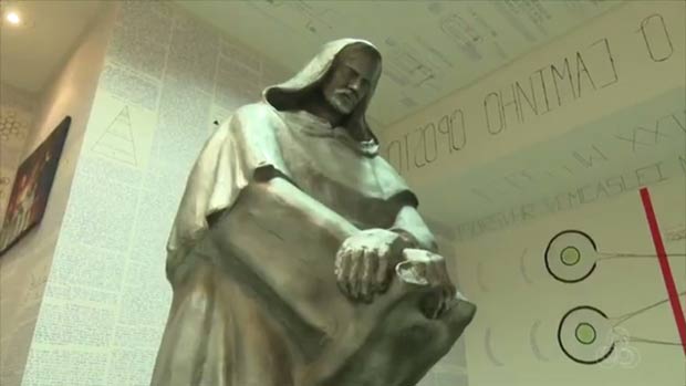 Estátua de Giordano Bruno no quarto de Bruno Borges