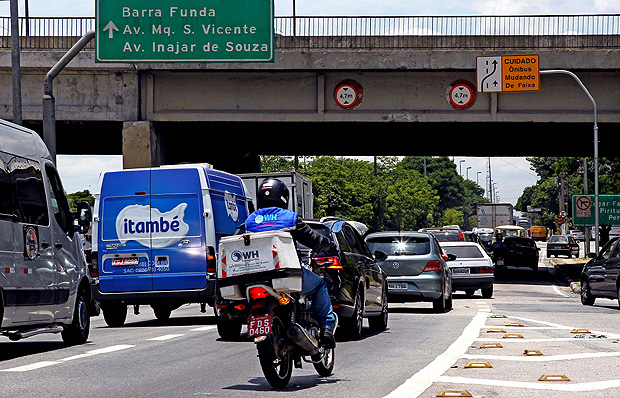 Motociclista trafega pela pista local da marginal Tietê, na zona norte de São Paulo