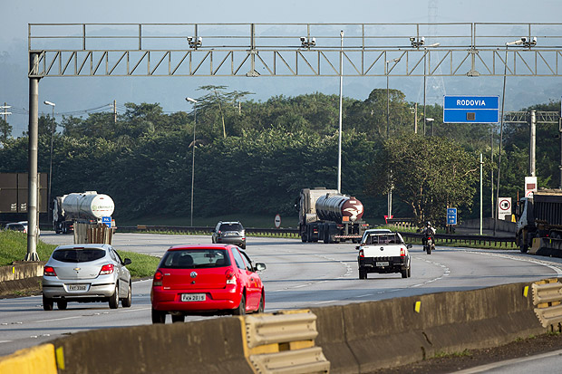 SAO PAULO - SP - BRASIL, 31-05-2017, 16h00: RADARES NAS RODOVIAS. Radar em operacao na rodovia dos Imigrantes, proximo a balanca, altura do km 30. (Foto: Adriano Vizoni/Folhapress, COTIDIANO) ***EXCLUSIVO FSP***