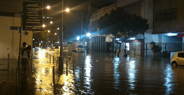 Rua do Catete fica alagada em noite de chuva forte na cidade do Rio de Janeiro