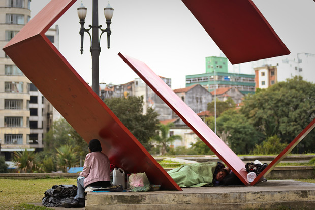 Moradores de rua procuram abrigo na praça da Sé, no centro de SP