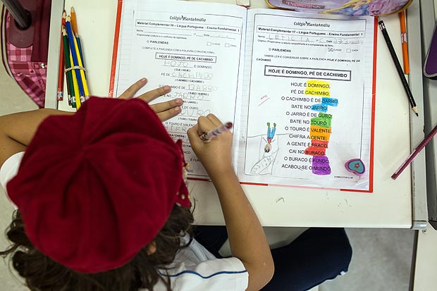 Estudante do ensino fundamental faz exercício de alfabetização em escola de São Paulo