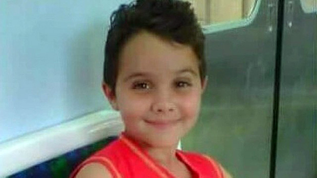O menino Renan dos Santos Macedo, de 8 anos, baleado na cabea na noite de domingo, quando seu pai tentou fugir de um arrasto em Duque de Caxias, na Baixada Fluminense, teve morte cerebral na manh desta segunda-feira, informou a Polcia Civil.