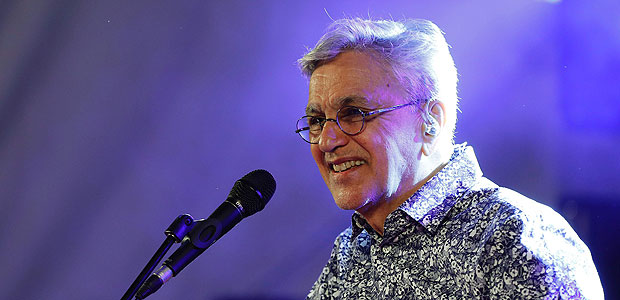 Brazilian singer Caetano Veloso performs on stage during the Brazilian Cultural Festtival "Lavage de la Madeleine" on September 2, 2016 in front of the Madeleine church in Paris. / AFP PHOTO / FRANCOIS GUILLOT ORG XMIT: FG8126