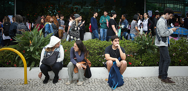 Jovens aguardam para fazer prova do Enem na unidade da Unip na Vergueiro, região central de São Paulo