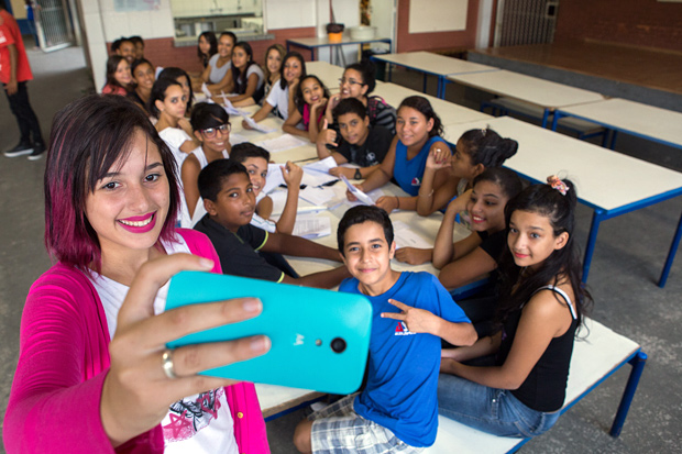 Alunos da escola Alexandrina Santiago Netto, na Praia Grande (SP), utilizam celular em atividades