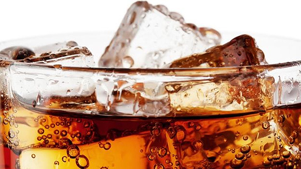 O experimento da BBC mostrou que quem optou pela bebida gasosa consumiu mais calorias do que quem preferiu as sem gás 