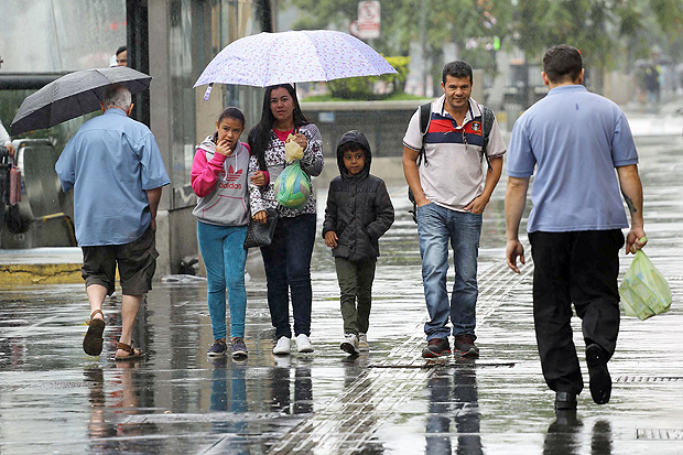 SÃO PAULO,SP,07.01.2018:CLIMA-SP - Pedestre se protege da chuva na Avenida Paulista, em São Paulo (SP), neste domingo (7). (Foto: Renato S. Cerqueira/Futura Press/Folhapress) ***PARCEIRO FOLHAPRESS - FOTO COM CUSTO EXTRA E CRÉDITOS OBRIGATÓRIOS***