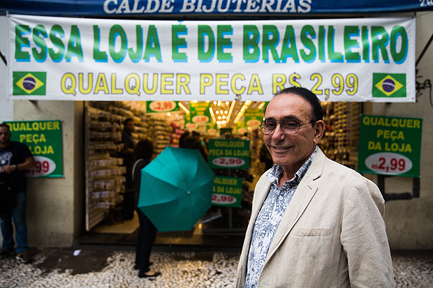 SAO PAULO - SP - 08.01.2018 - O comerciante Jose Correa colocou uma faixa na frente da sua loja com os dizeres "Esta loja é de brasileiro" na rua Barao de Itapetininga, no centro de Sao Paulo. (Foto: Danilo Verpa/Folhapress, COTIDIANO)