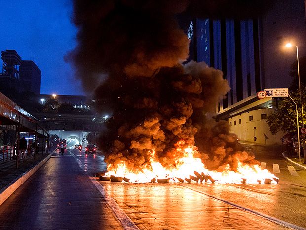 Fogo em pneus trava na avenida Nove de Julho em protesto contra nova tarifa de ônibus em SP