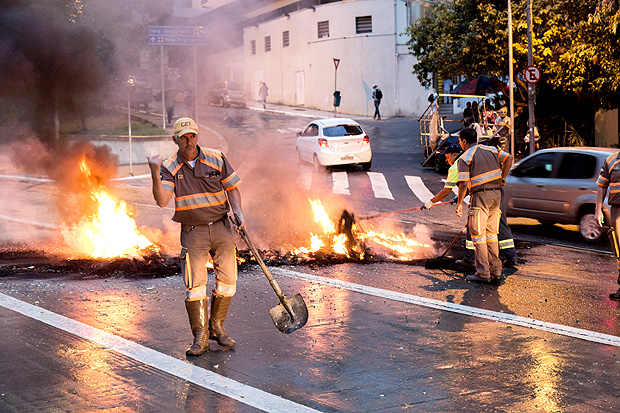 Grupo ateia fogo em pneus em protesto contra o aumento das tarifas de ônibus, na avenida Nove de Julho