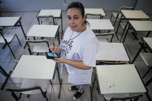 SAO PAULO, SP, BRASIL, 06-12-2017, 11h20: A professora do ensino fundamental Regiane Oliveira Santos, para materia especial sobre uso de celular em escolas publicas de Sao Paulo. (Foto: Eduardo Anizelli/Folhapress, COTIDIANO) ***EXCLUSIVO***