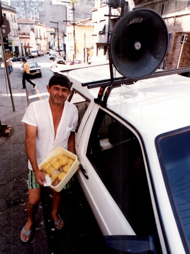 Pamonheiro prepara o carro para vender seu produto em São Paulo