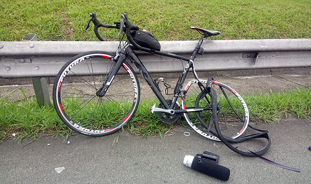 Bicicleta de Dermê Filho logo após acidente na rodovia Anhanguera, na manhã deste domingo (21)