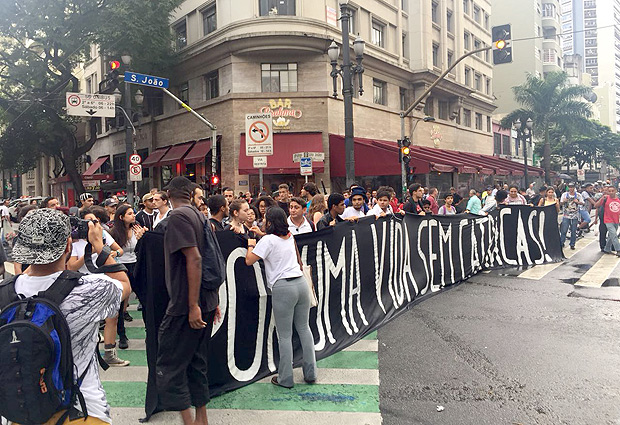 Manifestantes bloqueiam vias do centro de São Paulo em ato contra aumento das tarifas de transporte