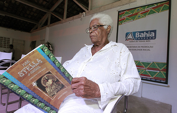 Mãe Stella de Oxóssi, 92, no lançamento de livro sobre sua trajetória no terreiro Ilê Axé Opô Afonjá