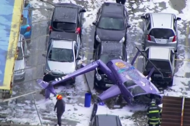 Helicóptero cai em estacionamento de emissora da emissora Rede TV, em Osasco, na Grande SP