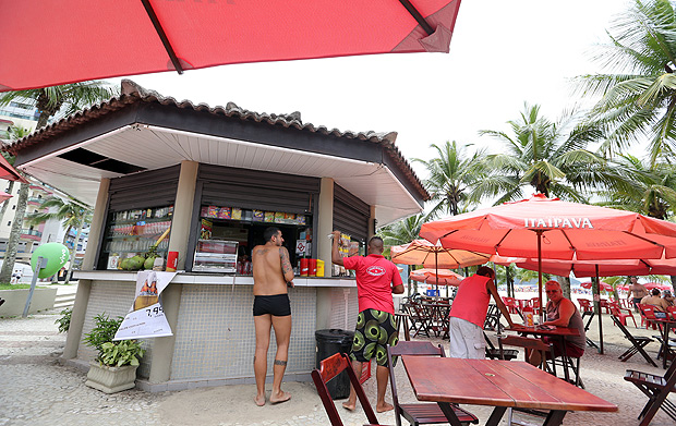 Turistas em quiosque em Praia Grande; modelos construídos nos anos 1990 serão substituídos 