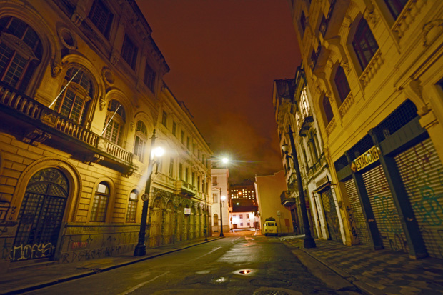 Visão noturna da rua Roberto Simonsen