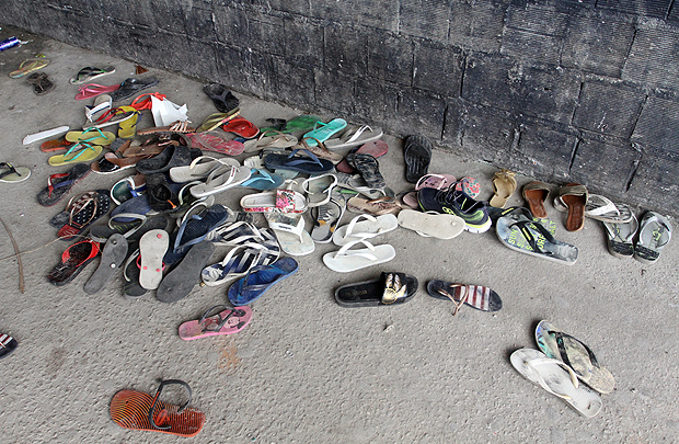 Chinelos e tênis abandonados em festa de forró após correria devido a ataque de bandidos; 14 morreram