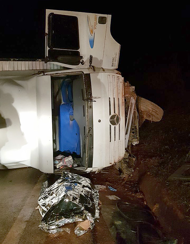 Caminhão tomba na Régis após motorista ser atingido por pedra