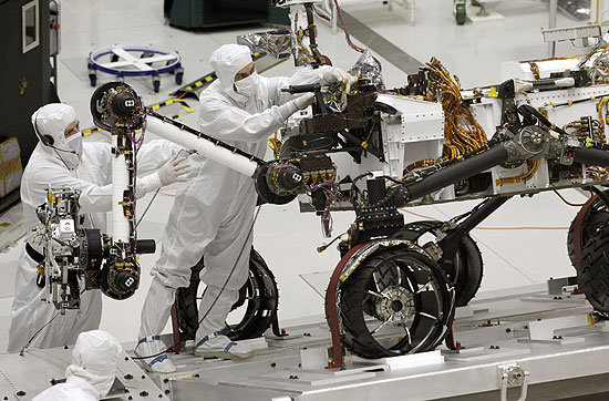Engenheiros trabalham em rob da misso a Marte na Caltech (California Institute of Technology) 