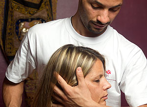 O terapeuta Fabio Oliveira, do spa Viktória Gartena, aplica técnica tailandesa na artista plastica Adrienne Hitzler, 43