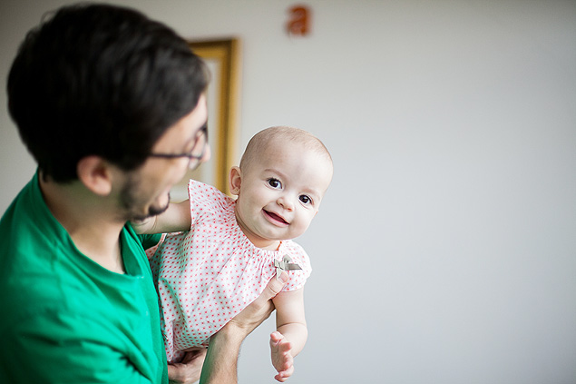 Helena, 9 meses, e seu pai, o designer Thiago Capanema, 29