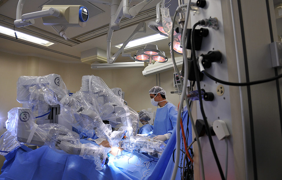 Cirurgia assistida por robôs no Hospital Alemão Oswaldo Cruz, em 2011
