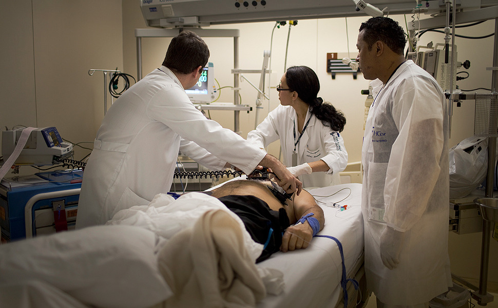 Equipe mdica realiza procedimento de cardioverso com um desfibrilador em um paciente
