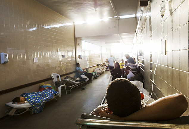Pacientes aguardam leito no corredor do Hospital Geral de Vitoria da Conquista