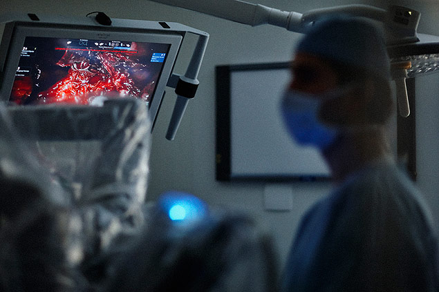 Mdico controla rob durante cirurgia no A.C. Camargo Cancer Center, em So Paulo
