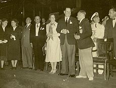 O presidente da Argentina, Juan Domingo Pern, ao lado da primeira-dama, Evita, na abertura do Pan-51.