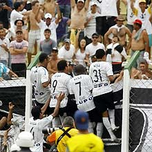 Corintianos sobem no alambrado para comemorar gol 1 gol de Ronaldo pelo clube