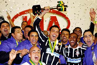 Acompanhado pelo elenco do Corinthians, atacante Ronaldo levanta troféu relativo à conquista da Copa do Brasil-2009